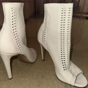 GIANVITO ROSSI Elegant SNOW White Peep-Toe Ankle Boots Sz 8